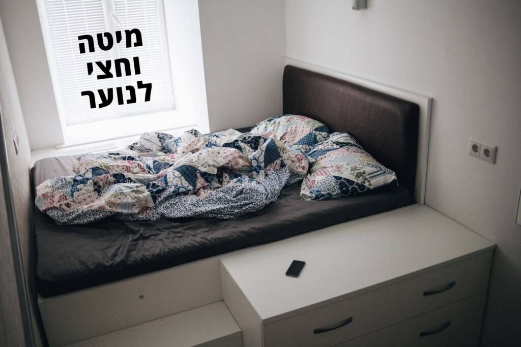 מיטה וחצי לנוער עם ראש מרופד ועיצוב מינימליסטי בחדר קומפקטי – פתרון שינה נוח ומתאים למתבגרים