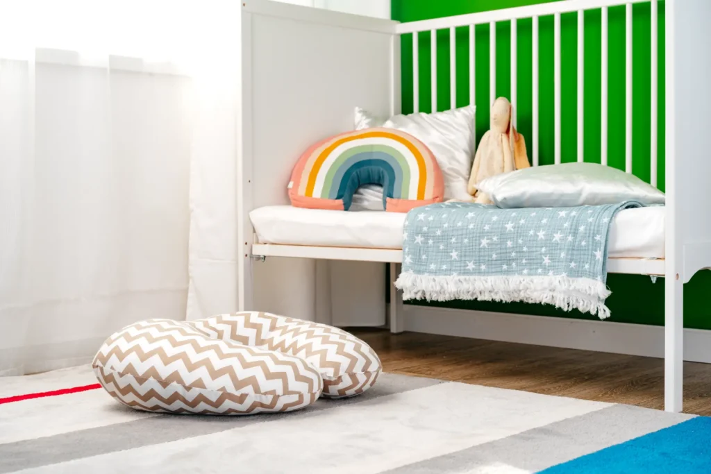 מודרני אקלקטי עם Color-Blocking נועז – קיר דומיננטי ירוק, טקסטיל כוכבים וקשת פופ-ארט.